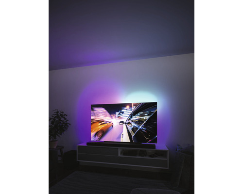 Wohnzimmer mit Fernseher, Soundbar und Ambilight