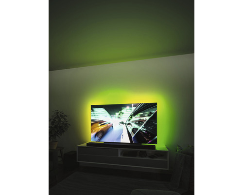 Fernseher mit grüner Hintergrundbeleuchtung in einem Wohnzimmer