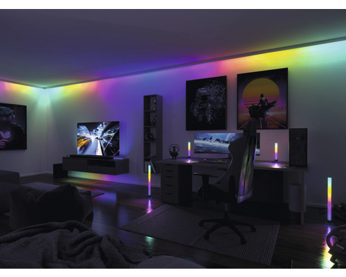 Salon moderne avec des bandes lumineuses LED au plafond et des lampadaires pour un éclairage d''accentuation