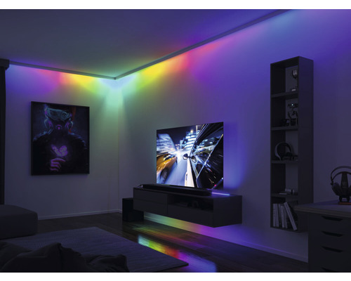 Salon avec bandes LED pour éclairage indirect au plafond et sur les meubles