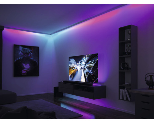 Salon moderne avec des bandes lumineuses LED pour un éclairage d''accentuation au plafond et sur les meubles.