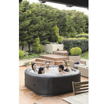 Jacuzzi gonflable avec six personnes dans le jardin
