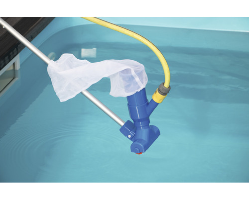 Nettoyeur de piscine avec manche et tuyau dans l''eau