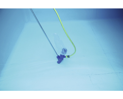 Nettoyeur de piscine sous l''eau
