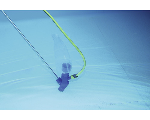Nettoyeur de piscine avec perche et tuyau sous l''eau