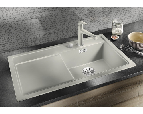 Spüle mit Abtropffläche und Wasserhahn