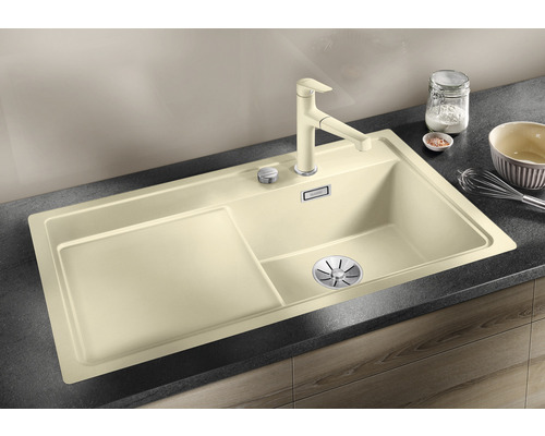 Beige Küchenspüle mit Abtropffläche und Armatur auf einer Arbeitsplatte