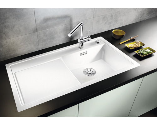 Küchenspüle mit Abtropffläche und Armatur auf einer Arbeitsplatte