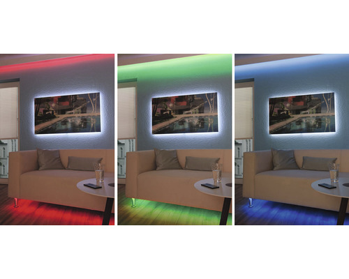 Wohnzimmer mit beleuchtetem Bild an der Wand und indirekter Beleuchtung in verschiedenen Farben