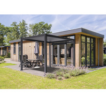Modernes Gartenhaus mit Terrasse, Pergola, Tisch und Stühlen.