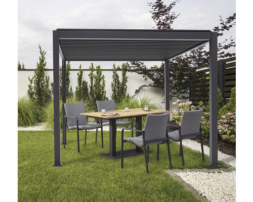 Gartenlandschaft mit Pergola, Tisch und Stühlen auf Rasen