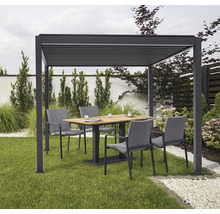 Pergola mit Esstisch und Stühlen im Garten