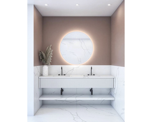 Salle de bains moderne avec lavabo, miroir avec éclairage et aspect marbre