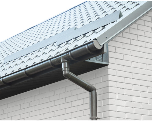 Dachrinne und Fallrohr an einem Haus mit Ziegeldach