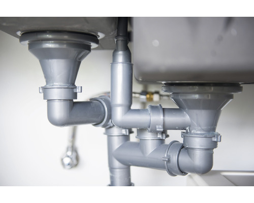 Abwasserrohre unter einem Spülbecken