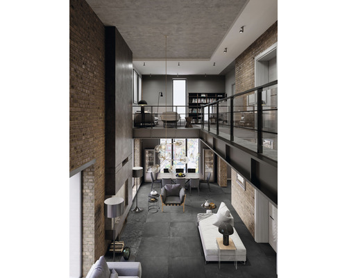 Salon spacieux avec hauts plafonds, murs en briques et intérieur moderne