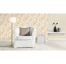 Salon avec fauteuil, lampadaire et papier peint à motifs circulaires