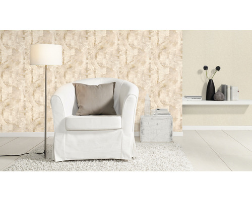 Wohnzimmer mit Sessel, Stehlampe und Tapete mit Kreisdesign