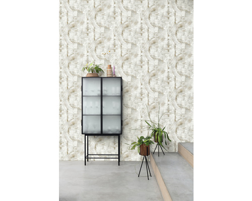 Vue d''une pièce avec papier peint à motifs, armoire et plantes
