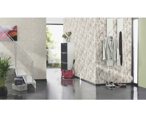 Hall d''entrée avec escalier, meuble à chaussures, vestiaire et papier peint à motifs