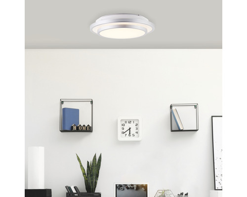 Plafonnier moderne en métal dans le salon.