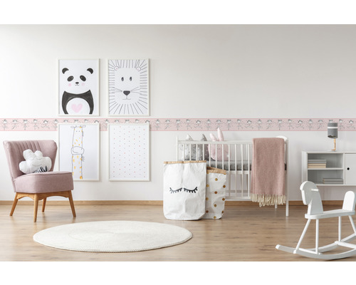 Chambre d''enfant avec des meubles et des décorations tels qu''une bordure murale, des tableaux et des jouets