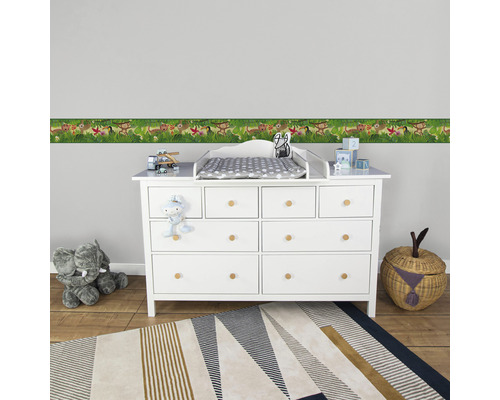 Chambre d''enfant avec table à langer, bordure, tapis et jouets