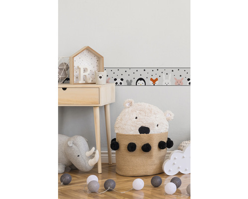 Chambre d''enfant avec bordure à motifs d''animaux, table et jouets