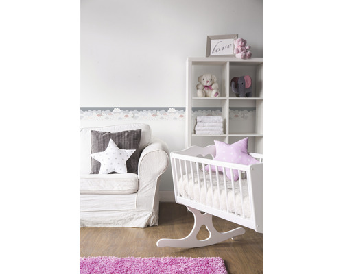 Chambre d''enfant avec lit d''enfant, canapé et étagère