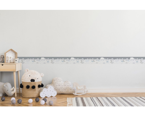 Chambre d''enfant avec bordure nuageuse, jouets et parquet