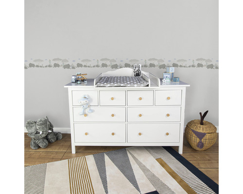 Chambre d''enfant avec commode blanche, plan à langer et jouets