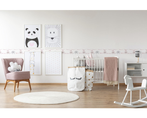 Chambre d''enfant lumineuse avec affiches d''animaux, lit de bébé et jouets