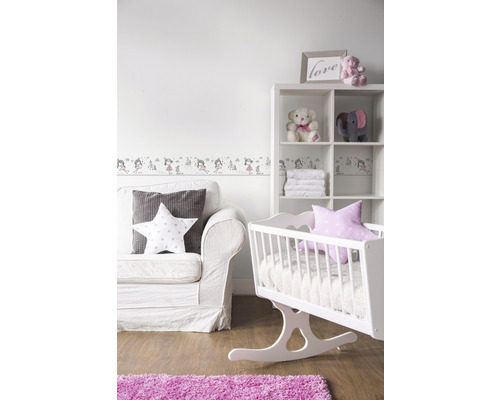 Chambre d''enfant décorée avec berceau, étagère et canapé