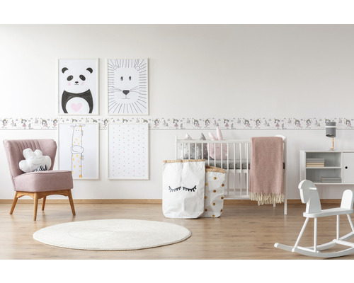 Chambre d''enfant lumineuse avec lit de bébé, fauteuil, tapis, cheval à bascule et décorations murales avec des motifs d''animaux
