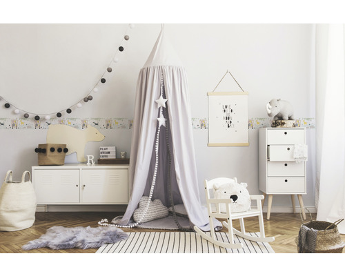 Kinderzimmer mit Himmelbett, Kommode und Dekoration