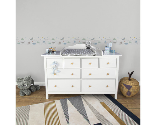 Chambre d''enfant lumineuse avec commode, plan à langer et jouets