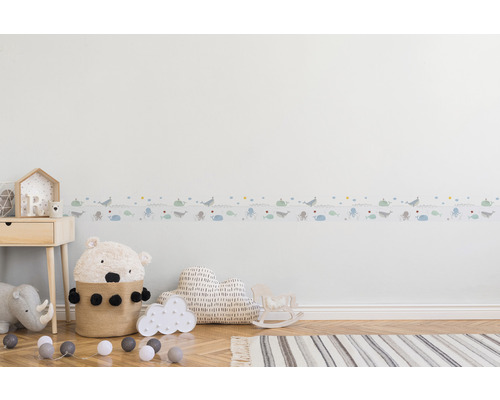 Bordure murale avec motifs maritimes dans une chambre d''enfant.