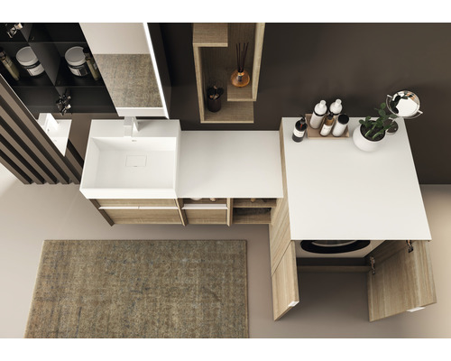 Vue de dessus d''une salle de bains avec lavabo, miroir, étagères, machine à laver et tapis