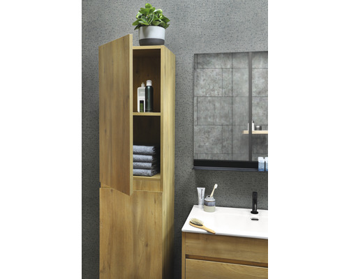 Salle de bain avec armoire haute, meuble sous-lavabo et miroir