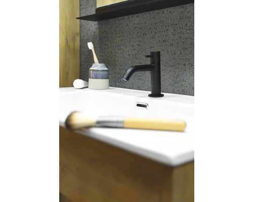 Lavabo de salle de bains avec robinet, brosse à dents, dentifrice et pinceau