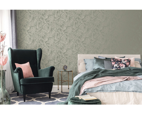 Schlafzimmer mit gemusterter Tapete, Sessel und Bett