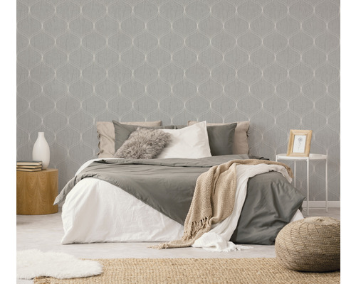 Chambre à coucher avec papier peint à motifs, lit et tables d''appoint