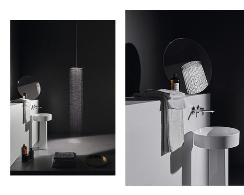 Badezimmer mit runder Kopfbrause, Waschbecken, Spiegel und Handtüchern