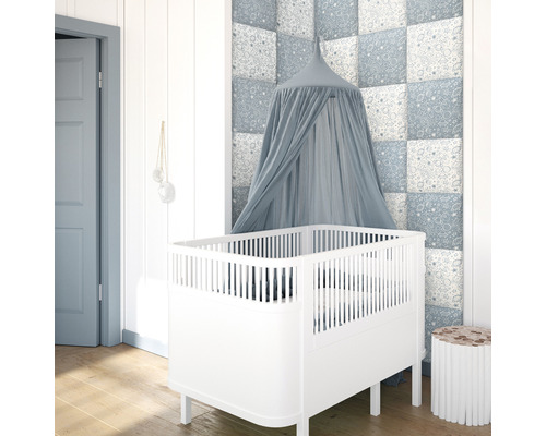Chambre de bébé avec lit d''enfant blanc et ciel de lit bleu