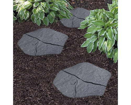Pas japonais imitation pierre dans un parterre