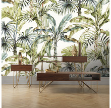 Salon avec papier peint tropical et meubles en bois sur pieds dorés