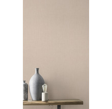 Vue d''une pièce avec papier peint textile et décoration sur une étagère