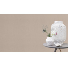 Scène décorative avec une lanterne blanche, un vase avec des fleurs et une petite décoration sur une table