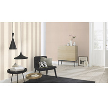 Salon avec papier peint rayé, buffet, fauteuil et suspensions
