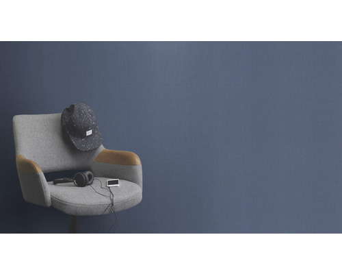 Fauteuil gris avec casquette, écouteurs et lecteur MP3